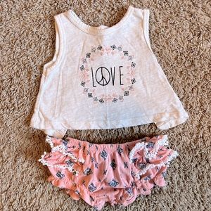 Jessica Simpson Peace & Love Outfit